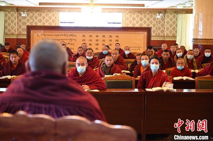 3月23日，記者走進位于拉薩的西藏佛學(xué)院，探訪宗教學(xué)府的新學(xué)期。圖為佛學(xué)院學(xué)員正在上課。<a target='_blank' ></p><p  align=