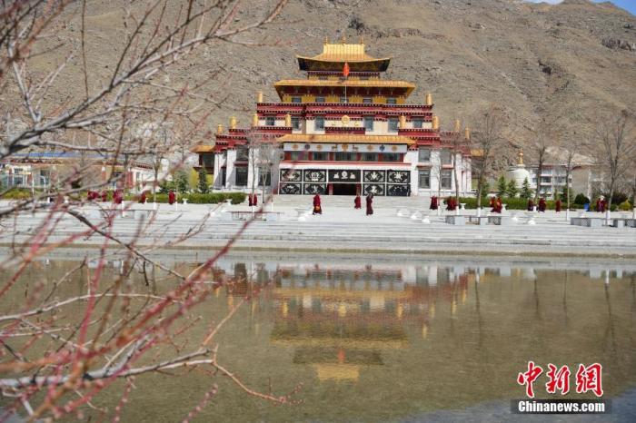 3月23日，西藏佛學(xué)院開學(xué)第二日，<a target='_blank' >中新社</a>記者前往學(xué)院探訪了少年活佛班、尼眾部等，走進了他們的課堂。該學(xué)院有來自藏傳佛教格魯派、寧瑪派等各個教派的僧尼，900余人在此學(xué)習(xí)。圖為西藏佛學(xué)院內(nèi)景。<a target='_blank' >中新社</a>發(fā) 貢嘎來松 攝