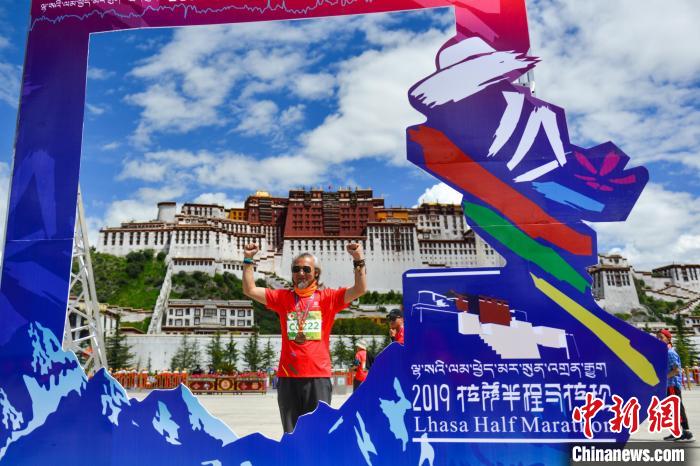 資料圖為2019年8月18日，拉薩舉行半程馬拉松賽?！〗w波 攝