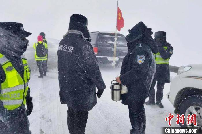 強降雪后，西藏安多縣警方在國道109線唐古拉山段開展除雪保通工作?！“捕嗫h公安局 供圖 攝