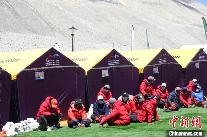 5月9日，登山隊員在珠峰北坡登山大本營歇息?！∪轿木?攝