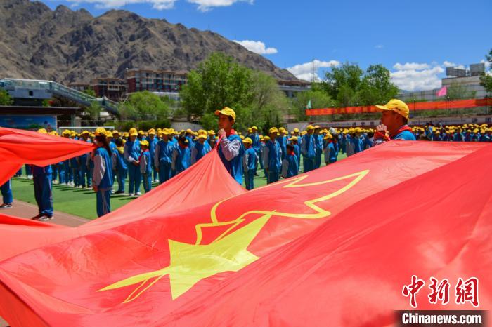 圖為拉薩市堆龍德慶區(qū)堆龍姜昆黃小勇希望小學(xué)學(xué)生在操場入隊儀式。　貢嘎來松 攝