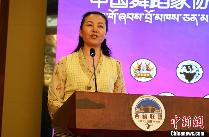 圖為西藏自治區(qū)舞蹈家協(xié)會主席達(dá)娃拉姆致辭?！≮w朗 攝