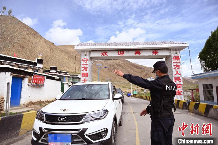 圖為移民管理警察示意司機停車接受檢查。　趙朗 攝
