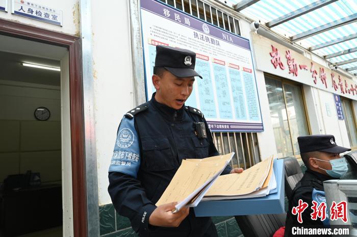 圖為洛桑朗嘎向記者展示卷宗?！≮w朗 攝