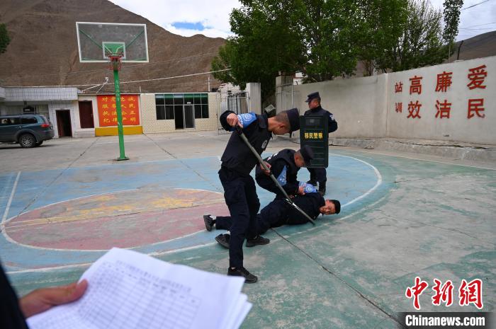 圖為移民管理警察進行警務(wù)技能考核?！≮w朗 攝
