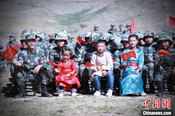 圖為駐地小朋友參加此次活動(dòng)。　 普布扎西 攝
