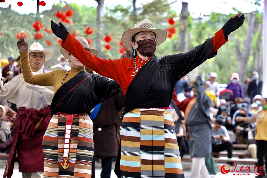 拉薩市民在宗角祿康公園跳鍋莊舞。人民網(wǎng) 次仁羅布攝