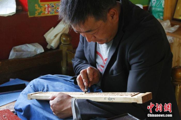 圖為7月14日，普松雕刻技藝傳承人嘎瑪曲扎正在家中進行創(chuàng)作。 <a target='_blank' ><p  align=