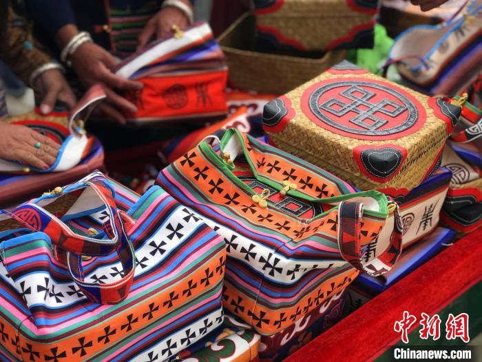圖為打隆物交會(huì)上售賣的民族手工藝品?！∪轿木?攝
