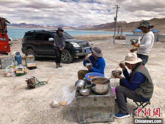 在“世界屋脊”上作業(yè)，中國科考隊員衣、食、住、行有何特色？