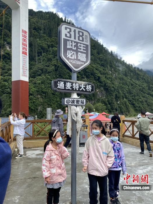 游人在通麥特大橋拍照打卡。彭寧鈴 攝
