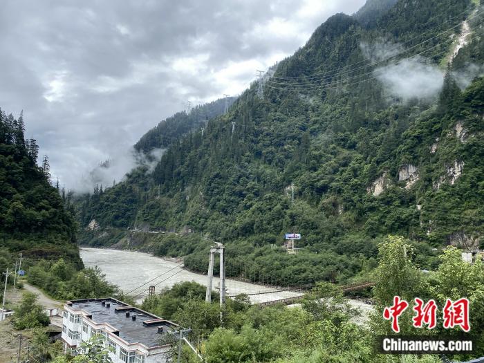 險山急流中的兩座橋。彭寧鈴 攝