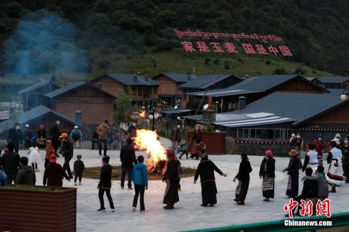 圖為8月5日，玉麥鄉(xiāng)民眾在鄉(xiāng)里跳鍋莊舞，從前的“三人鄉(xiāng)”熱鬧起來了。 <a target='_blank' ></p><p  align=
