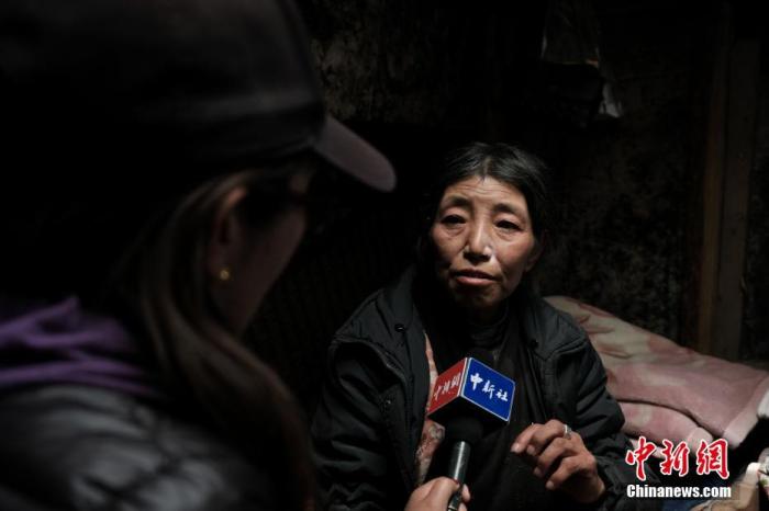 圖為8月6日，卓嘎在牧場小屋內(nèi)接受<a target='_blank' ></p><p  align=