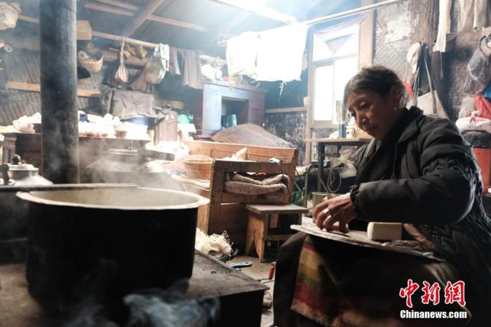 圖為8月6日，60歲的卓嘎在玉麥鄉(xiāng)牧場放牧點制作奶渣。 <a target='_blank' ></p><p  align=