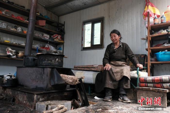 圖為8月6日，“玉麥姐妹”央宗在自家牧場放牧點的小屋里，她傳承了父親的生活習(xí)慣，喜歡待在牧場。 <a target='_blank' ></p><p  align=