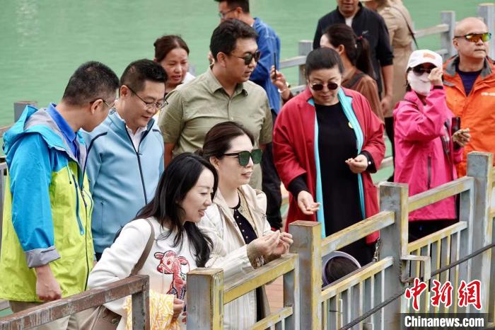 全國新的社會階層人士服務團考察林芝巴河鎮(zhèn)生態(tài)保護項目。　尼瑪?shù)┰龉﹫D