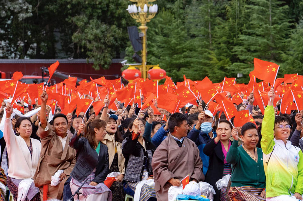 8月19日10時(shí)，慶祝西藏和平解放70周年大會(huì)在拉薩市布達(dá)拉宮廣場(chǎng)隆重舉行。徐馭堯 攝