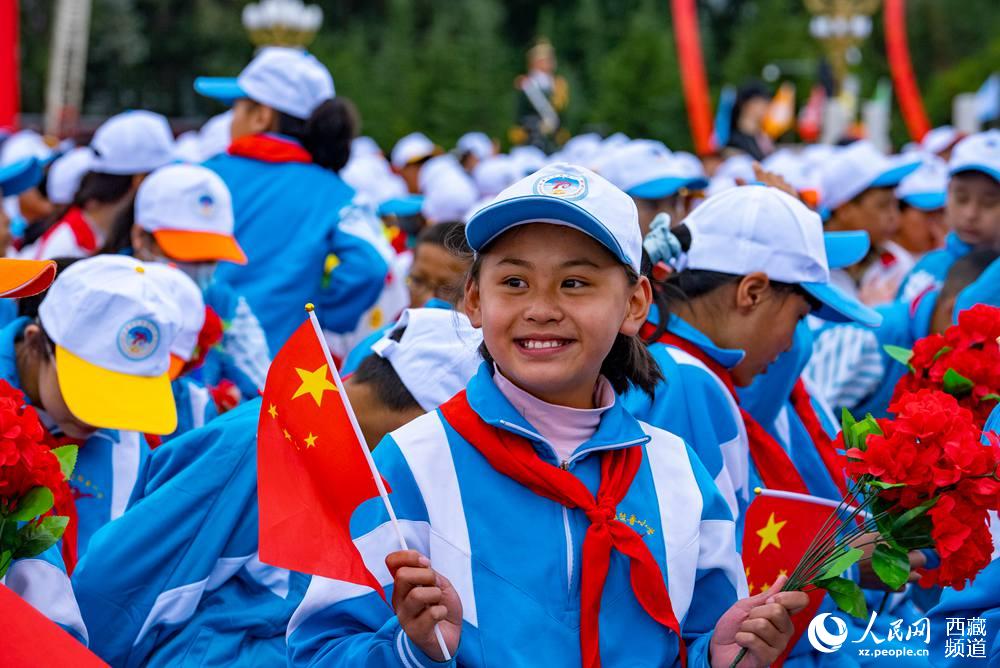 8月19日10時(shí)，慶祝西藏和平解放70周年大會(huì)在拉薩市布達(dá)拉宮廣場(chǎng)隆重舉行。徐馭堯 攝