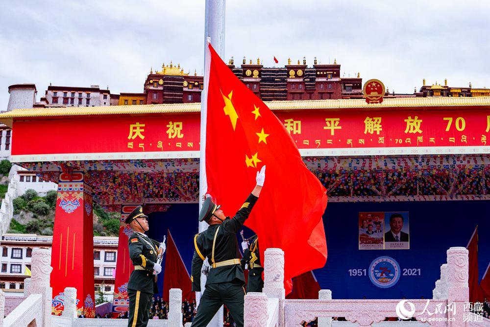 8月19日10時(shí)，慶祝西藏和平解放70周年大會(huì)在拉薩市布達(dá)拉宮廣場(chǎng)隆重舉行。這是大會(huì)舉行升旗儀式。徐馭堯 攝