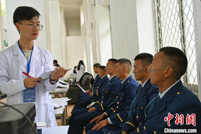 圖為研究團隊成員登記消防員信息?！≮w朗 攝