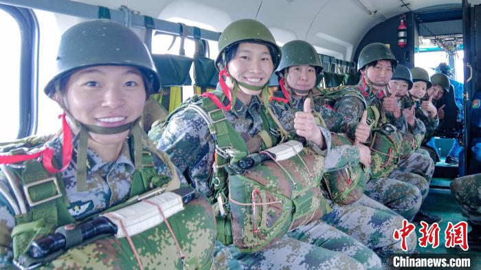 圖為女兵們在直升機上準備跳傘?！⊥跏鰱| 攝