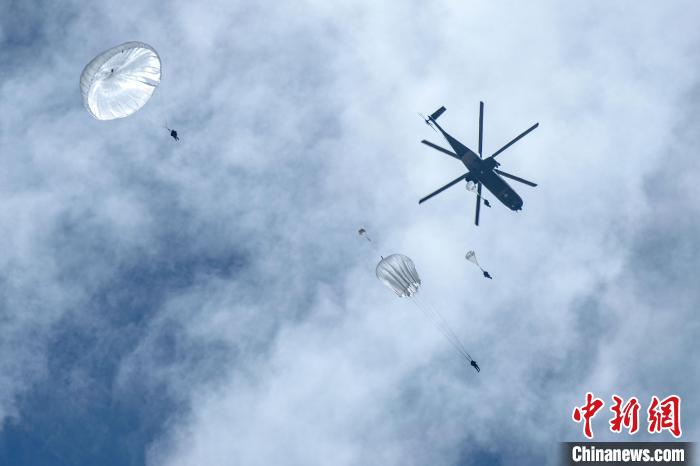 圖為傘降女兵在空中開傘?！⊥跏鰱| 攝