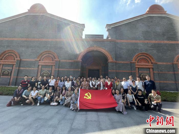 參觀中共一大、二大會址，學(xué)員們回顧了中國共產(chǎn)黨百年大黨的革命歷程?！∪A東師大供圖