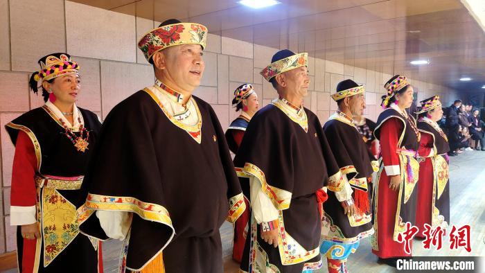 圖為西藏老年舞蹈隊(duì)在后臺(tái)準(zhǔn)備上場(chǎng)?！∝暽＠?攝