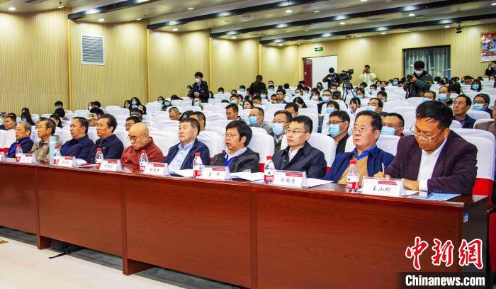 圖為與會(huì)專家學(xué)者聽會(huì)?！钪覍?攝
