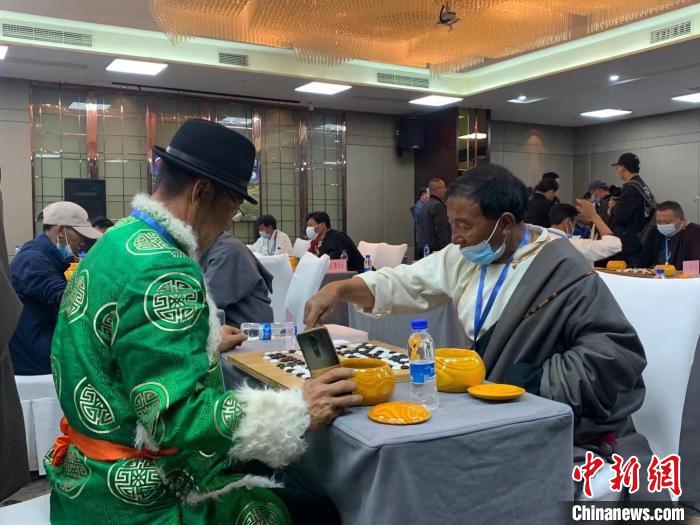 圖為參賽選手正在進(jìn)行藏棋對(duì)弈?！≈x牧 攝
