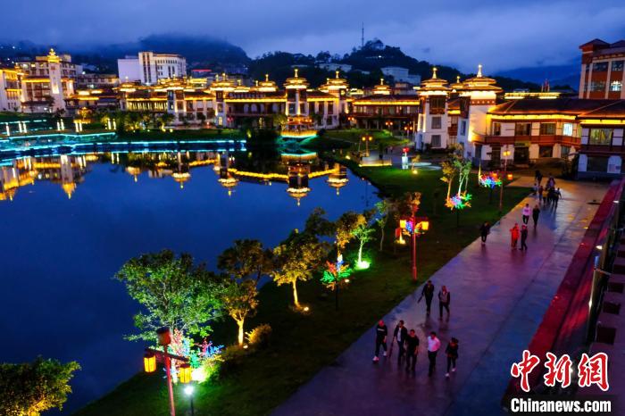 圖為2021年5月18日，西藏自治區(qū)墨脫縣城入夜，昔日的“高原孤島”如今面貌一新?！〗w波 攝