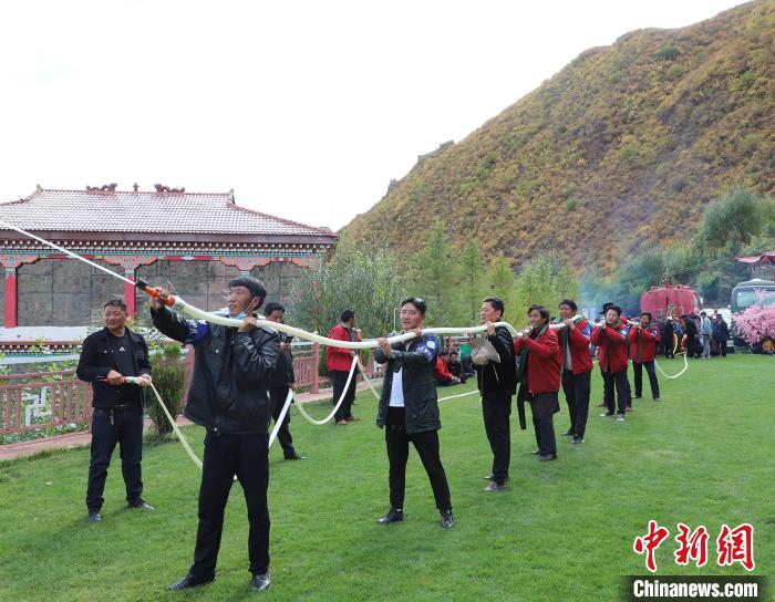 圖為護林員體驗架設水泵?！〔际猩窒乐ш?供圖