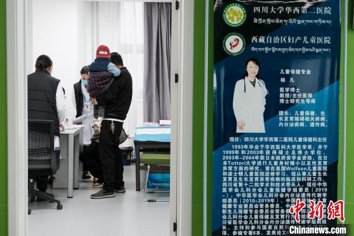圖為四川大學(xué)華西第二醫(yī)院專家接診?！〗w波 攝
