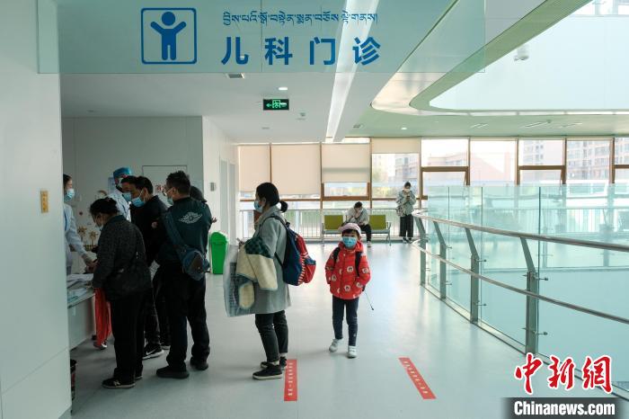 圖為兒科義診接診現(xiàn)場?！〗w波 攝