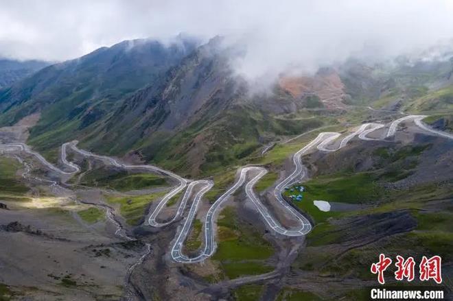 資料圖：航拍通往西藏隆子縣玉麥鄉(xiāng)的盤山公路。　江飛波 攝