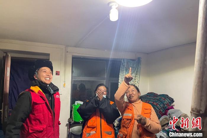 青藏公路109道班接入大網(wǎng)電?！?閆昱翰 　攝