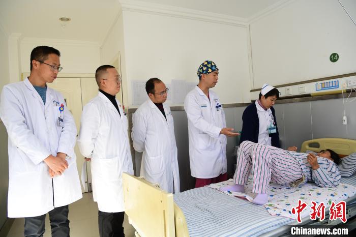 圖為何蔚副主任醫(yī)師(站右二)及團隊術后指導患者進行腰背肌鍛煉。　貢嘎來松 攝