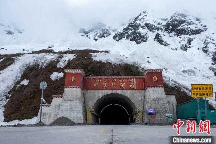 墨脫公路控制性工程——嘎隆拉隧道。上方為嘎隆拉雪山，曾是進(jìn)入墨脫最大的“攔路虎”。