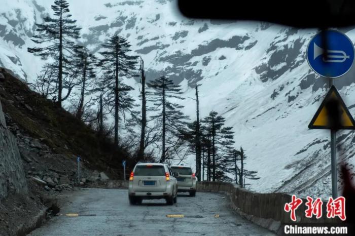 圖為墨脫公路沿線的雪景風(fēng)光。
