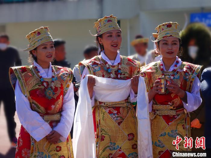 圖為身著節(jié)日盛裝的藏族姑娘?！∪轿木?攝
