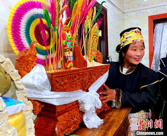 圖為藏族姑娘端著吉祥切瑪?！∪轿木?攝