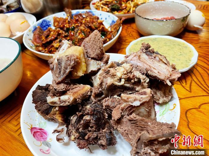 圖為除夕之夜的大餐?！∪轿木?攝