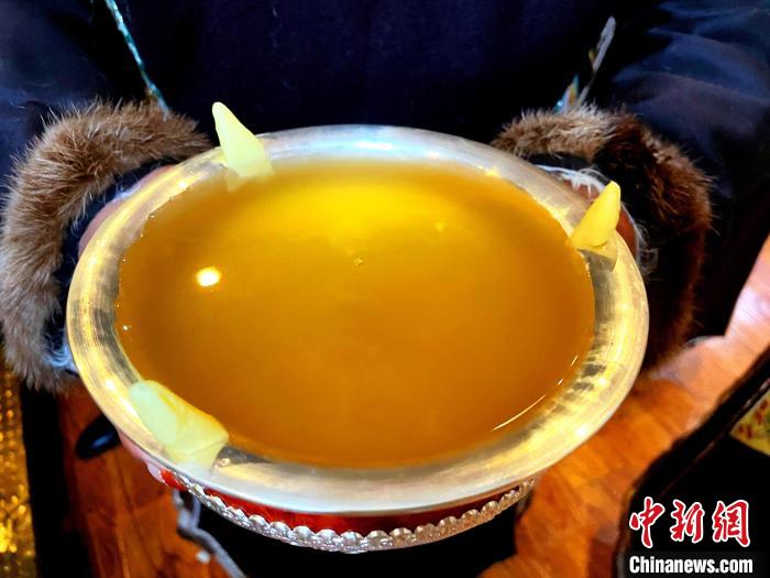圖為青稞酒?！∪轿木?攝