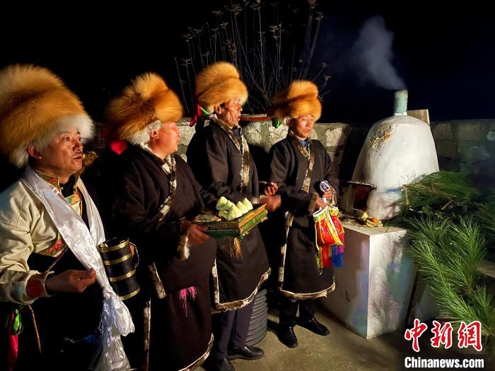 圖為除夕之夜進(jìn)行的驅(qū)鬼儀式?！∪轿木?攝