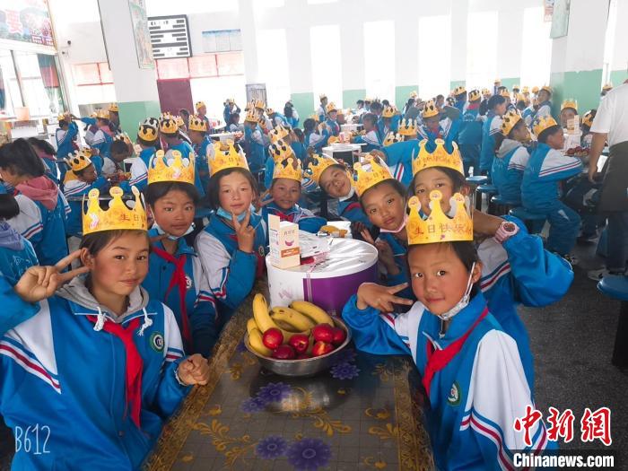 圖為加查縣安繞鎮(zhèn)小學(xué)學(xué)生集體過(guò)六一兒童節(jié)?！“怖@鎮(zhèn)小學(xué)供圖