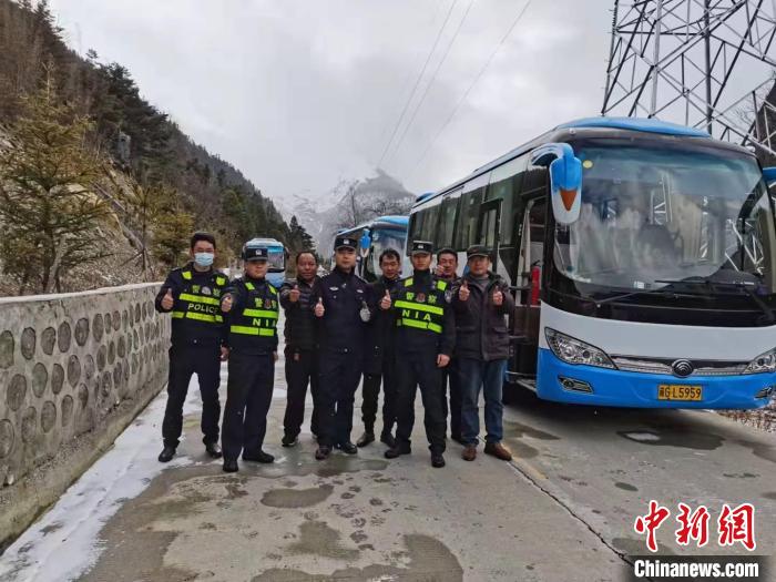 救援成功后，司機(jī)們與邊境派出所民警合影?！±罱ǚ?攝