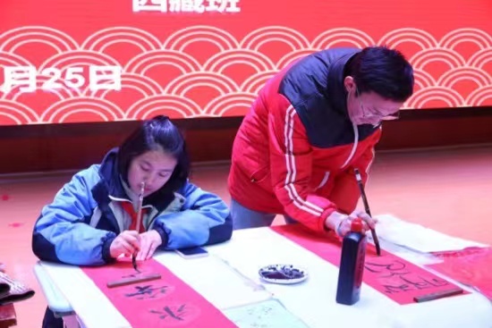 現(xiàn)場書寫春聯(lián)。梁超攝