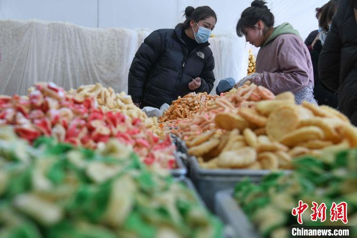 圖為拉薩市民選購(gòu)年貨“卡塞”?！∝暩聛?lái)松 攝